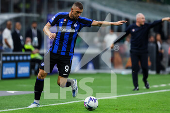 2022-08-30 - Edin Dzeko of FC Internazionale in action during the Serie A 2022/23 football match between FC Internazionale and US Cremonese at Giuseppe Meazza Stadium, Milan, Italy on August 30, 2022 - INTER - FC INTERNAZIONALE VS US CREMONESE - ITALIAN SERIE A - SOCCER