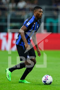 2022-08-30 - Denzel Dumfries of FC Internazionale in action during the Serie A 2022/23 football match between FC Internazionale and US Cremonese at Giuseppe Meazza Stadium, Milan, Italy on August 30, 2022 - INTER - FC INTERNAZIONALE VS US CREMONESE - ITALIAN SERIE A - SOCCER
