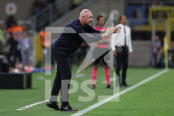 2022-08-30 - Massimiliano Alvini Head Coach of US Cremonese shouts to his players during the Serie A 2022/23 football match between FC Internazionale and US Cremonese at Giuseppe Meazza Stadium, Milan, Italy on August 30, 2022 - INTER - FC INTERNAZIONALE VS US CREMONESE - ITALIAN SERIE A - SOCCER