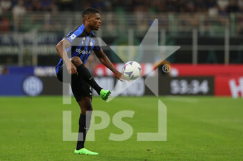 2022-08-30 - Denzel Dumfries of FC Internazionale in action during the Serie A 2022/23 football match between FC Internazionale and US Cremonese at Giuseppe Meazza Stadium, Milan, Italy on August 30, 2022 - INTER - FC INTERNAZIONALE VS US CREMONESE - ITALIAN SERIE A - SOCCER