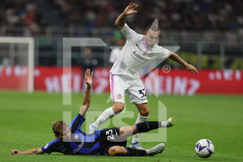 2022-08-30 - Nicolo Barella of FC Internazionale competes for the ball with Gonzalo Escalante of US Cremonese during the Serie A 2022/23 football match between FC Internazionale and US Cremonese at Giuseppe Meazza Stadium, Milan, Italy on August 30, 2022 - INTER - FC INTERNAZIONALE VS US CREMONESE - ITALIAN SERIE A - SOCCER