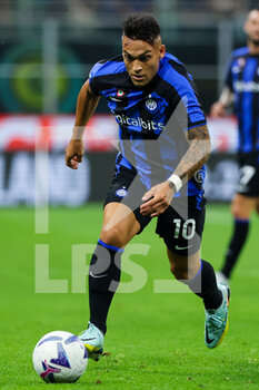 2022-08-30 - Lautaro Martinez of FC Internazionale in action during the Serie A 2022/23 football match between FC Internazionale and US Cremonese at Giuseppe Meazza Stadium, Milan, Italy on August 30, 2022 - INTER - FC INTERNAZIONALE VS US CREMONESE - ITALIAN SERIE A - SOCCER