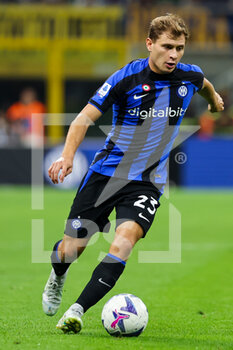 2022-08-30 - Nicolo Barella of FC Internazionale in action during the Serie A 2022/23 football match between FC Internazionale and US Cremonese at Giuseppe Meazza Stadium, Milan, Italy on August 30, 2022 - INTER - FC INTERNAZIONALE VS US CREMONESE - ITALIAN SERIE A - SOCCER
