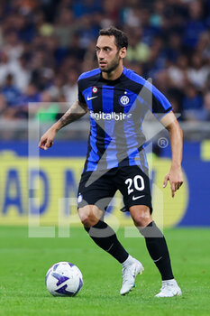 2022-08-30 - Hakan Calhanoglu of FC Internazionale in action during the Serie A 2022/23 football match between FC Internazionale and US Cremonese at Giuseppe Meazza Stadium, Milan, Italy on August 30, 2022 - INTER - FC INTERNAZIONALE VS US CREMONESE - ITALIAN SERIE A - SOCCER