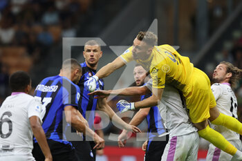 2022-08-30 - Ionut Radu of US Cremonese in action during the Serie A 2022/23 football match between FC Internazionale and US Cremonese at Giuseppe Meazza Stadium, Milan, Italy on August 30, 2022 - INTER - FC INTERNAZIONALE VS US CREMONESE - ITALIAN SERIE A - SOCCER