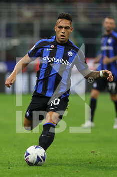 2022-08-30 - Lautaro Martinez of FC Internazionale in action during the Serie A 2022/23 football match between FC Internazionale and US Cremonese at Giuseppe Meazza Stadium, Milan, Italy on August 30, 2022 - INTER - FC INTERNAZIONALE VS US CREMONESE - ITALIAN SERIE A - SOCCER