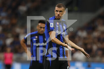 2022-08-30 - Edin Dzeko of FC Internazionale reacts during the Serie A 2022/23 football match between FC Internazionale and US Cremonese at Giuseppe Meazza Stadium, Milan, Italy on August 30, 2022 - INTER - FC INTERNAZIONALE VS US CREMONESE - ITALIAN SERIE A - SOCCER