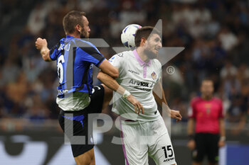 2022-08-30 - Stefan De Vrij of FC Internazionale competes for the ball with Matteo Bianchetti of US Cremonese during the Serie A 2022/23 football match between FC Internazionale and US Cremonese at Giuseppe Meazza Stadium, Milan, Italy on August 30, 2022 - INTER - FC INTERNAZIONALE VS US CREMONESE - ITALIAN SERIE A - SOCCER