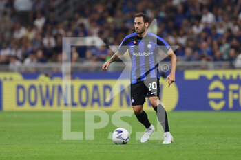 2022-08-30 - Hakan Calhanoglu of FC Internazionale in action during the Serie A 2022/23 football match between FC Internazionale and US Cremonese at Giuseppe Meazza Stadium, Milan, Italy on August 30, 2022 - INTER - FC INTERNAZIONALE VS US CREMONESE - ITALIAN SERIE A - SOCCER
