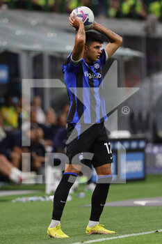 2022-08-30 - Raoul Bellanova of FC Internazionale in action during the Serie A 2022/23 football match between FC Internazionale and US Cremonese at Giuseppe Meazza Stadium, Milan, Italy on August 30, 2022 - INTER - FC INTERNAZIONALE VS US CREMONESE - ITALIAN SERIE A - SOCCER