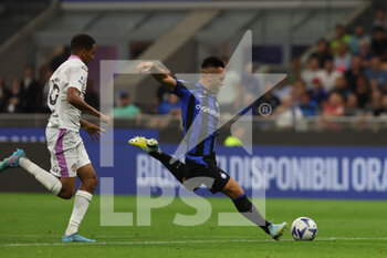 2022-08-30 - Lautaro Martinez of FC Internazionale scores a goal during the Serie A 2022/23 football match between FC Internazionale and US Cremonese at Giuseppe Meazza Stadium, Milan, Italy on August 30, 2022 - INTER - FC INTERNAZIONALE VS US CREMONESE - ITALIAN SERIE A - SOCCER
