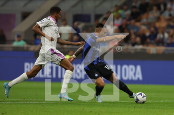 2022-08-30 - Lautaro Martinez of FC Internazionale scores a goal during the Serie A 2022/23 football match between FC Internazionale and US Cremonese at Giuseppe Meazza Stadium, Milan, Italy on August 30, 2022 - INTER - FC INTERNAZIONALE VS US CREMONESE - ITALIAN SERIE A - SOCCER