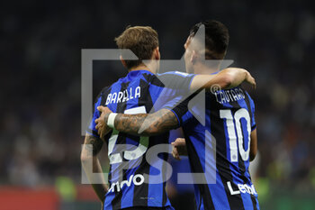 2022-08-30 - Lautaro Martinez of FC Internazionale celebrates after scoring a goal with Nicolo Barella of FC Internazionale during the Serie A 2022/23 football match between FC Internazionale and US Cremonese at Giuseppe Meazza Stadium, Milan, Italy on August 30, 2022 - INTER - FC INTERNAZIONALE VS US CREMONESE - ITALIAN SERIE A - SOCCER