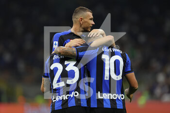 2022-08-30 - Lautaro Martinez of FC Internazionale celebrates with his team mates after scoring a goal during the Serie A 2022/23 football match between FC Internazionale and US Cremonese at Giuseppe Meazza Stadium, Milan, Italy on August 30, 2022 - INTER - FC INTERNAZIONALE VS US CREMONESE - ITALIAN SERIE A - SOCCER