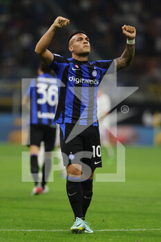 2022-08-30 - Lautaro Martinez of FC Internazionale celebrates after scoring a goal during the Serie A 2022/23 football match between FC Internazionale and US Cremonese at Giuseppe Meazza Stadium, Milan, Italy on August 30, 2022 - INTER - FC INTERNAZIONALE VS US CREMONESE - ITALIAN SERIE A - SOCCER