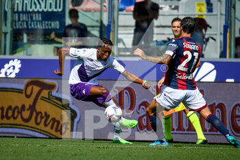 2022-09-11 - Fiorentina's Christian Kouamé in action against Bologna's Roberto Soriano - BOLOGNA FC VS ACF FIORENTINA - ITALIAN SERIE A - SOCCER
