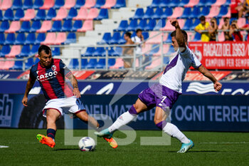 2022-09-11 - Fiorentina's Luka Jovic in action against Bologna's Gary Medel - BOLOGNA FC VS ACF FIORENTINA - ITALIAN SERIE A - SOCCER