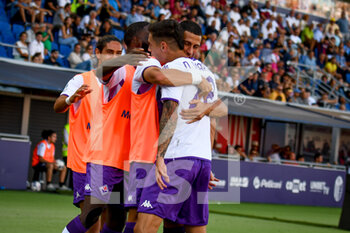 2022-09-11 - Fiorentina's Lucas Martinez Quarta celebrates after scoring a goal with teammates - BOLOGNA FC VS ACF FIORENTINA - ITALIAN SERIE A - SOCCER