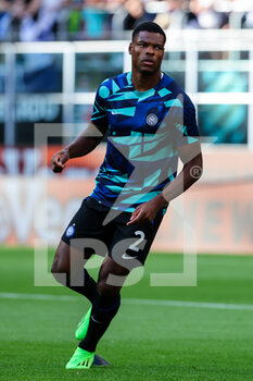 2022-09-10 - Denzel Dumfries of FC Internazionale warms up during the Serie A 2022/23 football match between FC Internazionale and Torino FC at Giuseppe Meazza Stadium, Milan, Italy on September 10, 2022 - INTER - FC INTERNAZIONALE VS TORINO FC - ITALIAN SERIE A - SOCCER