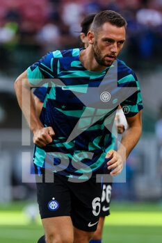 2022-09-10 - Stefan De Vrij of FC Internazionale warms up during the Serie A 2022/23 football match between FC Internazionale and Torino FC at Giuseppe Meazza Stadium, Milan, Italy on September 10, 2022 - INTER - FC INTERNAZIONALE VS TORINO FC - ITALIAN SERIE A - SOCCER