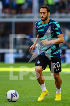 2022-09-10 - Hakan Calhanoglu of FC Internazionale warms up during the Serie A 2022/23 football match between FC Internazionale and Torino FC at Giuseppe Meazza Stadium, Milan, Italy on September 10, 2022 - INTER - FC INTERNAZIONALE VS TORINO FC - ITALIAN SERIE A - SOCCER