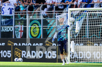 2022-09-10 - Samir Handanovic of FC Internazionale warms up during the Serie A 2022/23 football match between FC Internazionale and Torino FC at Giuseppe Meazza Stadium, Milan, Italy on September 10, 2022 - INTER - FC INTERNAZIONALE VS TORINO FC - ITALIAN SERIE A - SOCCER