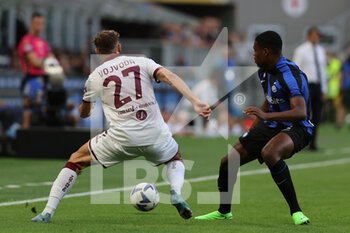 2022-09-10 - Mergim Vojvoda of Torino FC competes for the ball with Denzel Dumfries of FC Internazionale during the Serie A 2022/23 football match between FC Internazionale and Torino FC at Giuseppe Meazza Stadium, Milan, Italy on September 10, 2022 - INTER - FC INTERNAZIONALE VS TORINO FC - ITALIAN SERIE A - SOCCER