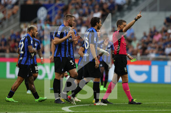 2022-09-10 - FC Internazionale players protests with Referee Giovanni Ayroldi during the Serie A 2022/23 football match between FC Internazionale and Torino FC at Giuseppe Meazza Stadium, Milan, Italy on September 10, 2022 - INTER - FC INTERNAZIONALE VS TORINO FC - ITALIAN SERIE A - SOCCER