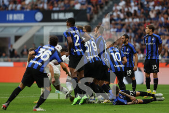 2022-09-10 - FC Internazionale players during the Serie A 2022/23 football match between FC Internazionale and Torino FC at Giuseppe Meazza Stadium, Milan, Italy on September 10, 2022 - INTER - FC INTERNAZIONALE VS TORINO FC - ITALIAN SERIE A - SOCCER