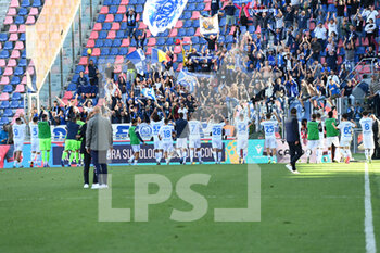 2022-09-17 - Empoli team celebrating the victory with their supporters - BOLOGNA FC VS EMPOLI FC - ITALIAN SERIE A - SOCCER