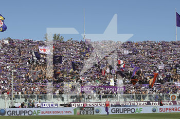 18/09/2022 - Fiorentina fans show their supportduring ACF Fiorentina vs Hellas Verona, 7° Serie A Tim 2022-23 game at Artemio Franchi Stadium in Firenze (FI), Italy, on September 18, 2022. - ACF FIORENTINA VS HELLAS VERONA - SERIE A - CALCIO