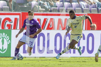 2022-09-18 - Riccardo Sottil of ACF Fiorentina battle for the ball with Isak Hien of Hellas Verona FC during ACF Fiorentina vs Hellas Verona, 7° Serie A Tim 2022-23 game at Artemio Franchi Stadium in Firenze (FI), Italy, on September 18, 2022. - ACF FIORENTINA VS HELLAS VERONA - ITALIAN SERIE A - SOCCER