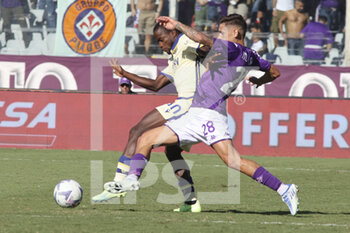 2022-09-18 - Lucas Martinez Quarta of ACF Fiorentina  competes for the ball with Yayah Kallon of Hellas Verona FC during ACF Fiorentina vs Hellas Verona, 7° Serie A Tim 2022-23 game at Artemio Franchi Stadium in Firenze (FI), Italy, on September 18, 2022. - ACF FIORENTINA VS HELLAS VERONA - ITALIAN SERIE A - SOCCER