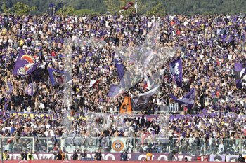 2022-09-18 - Fiorentina fans show their supportduring ACF Fiorentina vs Hellas Verona, 7° Serie A Tim 2022-23 game at Artemio Franchi Stadium in Firenze (FI), Italy, on September 18, 2022. - ACF FIORENTINA VS HELLAS VERONA - ITALIAN SERIE A - SOCCER