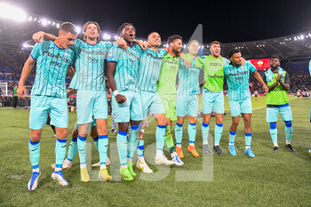 2022-09-18 - Atalanta players celebrate at the end of the match during the Italian Football Championship League A 2022/2023 match between AS Roma vs Atalanta BC at the Olimpic Stadium in Rome  on 18 September 2022. - AS ROMA VS ATALANTA BC - ITALIAN SERIE A - SOCCER