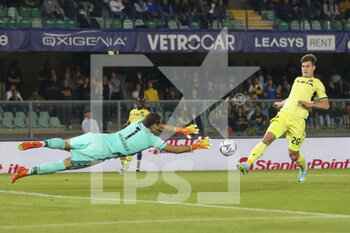 2022-10-03 - Marco Silvestri of Udinese FC  makes a save during Hellas Verona vs Udinese FC, 8° Serie A Tim 2022-23 game at Marcantonio Bentegodi Stadium in Verona, Italy, on October 03, 2022. - HELLAS VERONA FC VS UDINESE CALCIO - ITALIAN SERIE A - SOCCER