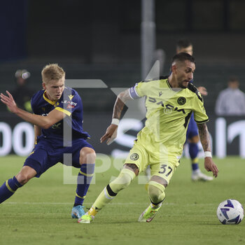 2022-10-03 - Josh Doig of Hellas Verona FC competes for the ball with Roberto Pereyra of Udinese FC during Hellas Verona vs Udinese FC, 8° Serie A Tim 2022-23 game at Marcantonio Bentegodi Stadium in Verona, Italy, on October 03, 2022. - HELLAS VERONA FC VS UDINESE CALCIO - ITALIAN SERIE A - SOCCER