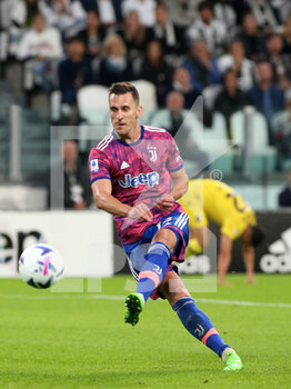 2022-10-02 - Arkadiusz Milik ((Juventus FC) kicks the ball - JUVENTUS FC VS BOLOGNA FC - ITALIAN SERIE A - SOCCER