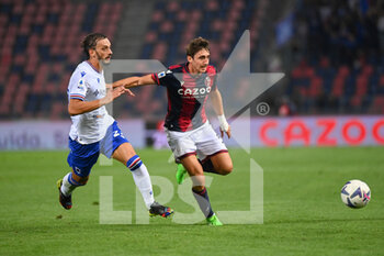 2022-10-08 - Andrea Cambiaso (Bologna FC) and Manolo Gabbiadini (Sampdoria) in action - BOLOGNA FC VS UC SAMPDORIA - ITALIAN SERIE A - SOCCER