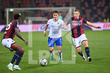 2022-10-08 - Filip Djuricic (Sampdoria) and Lewis Ferguson (Bologna FC) in action - BOLOGNA FC VS UC SAMPDORIA - ITALIAN SERIE A - SOCCER