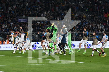 2022-10-09 - napoli celebrates with the fans at the end of the game - US CREMONESE VS SSC NAPOLI - ITALIAN SERIE A - SOCCER