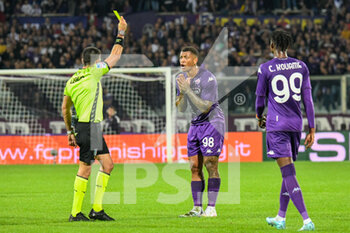 2022-10-10 - Referee Mr. Fabio Maresca from Napoli shoes yellow card to Fiorentina's Igor - ACF FIORENTINA VS SS LAZIO - ITALIAN SERIE A - SOCCER