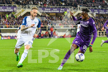 2022-10-10 - Fiorentina's Christian Kouame' hampered by Lazio's Manuel Lazzari - ACF FIORENTINA VS SS LAZIO - ITALIAN SERIE A - SOCCER