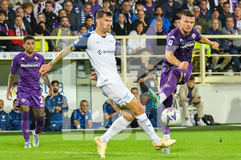 2022-10-10 - Fiorentina's Luka Jovic hampered by Lazio's Alessio Romagnoli - ACF FIORENTINA VS SS LAZIO - ITALIAN SERIE A - SOCCER