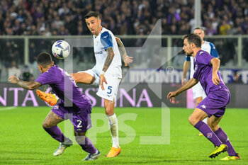 2022-10-10 - Lazio's Matias Vecino hampered by Fiorentina's Dodo' - ACF FIORENTINA VS SS LAZIO - ITALIAN SERIE A - SOCCER