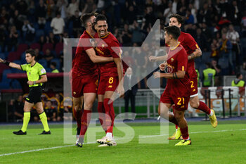 2022-10-09 - Chris Smalling (AS Roma) celebrates after scoring the goal 1-0 during the Italian Football Championship League A 2022/2023 match between AS Roma vs US Lecce at the Olimpic Stadium in Rome  on 09 October 2022. - AS ROMA VS US LECCE - ITALIAN SERIE A - SOCCER