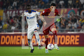2022-10-09 - Roger Ibanez (AS Roma) Assan Ceesay (US Lecce) during the Italian Football Championship League A 2022/2023 match between AS Roma vs US Lecce at the Olimpic Stadium in Rome  on 09 October 2022. - AS ROMA VS US LECCE - ITALIAN SERIE A - SOCCER