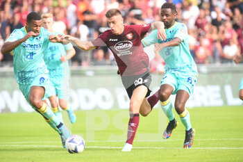 2022-10-09 - Krzysztof Piatek of US Salernitana and Adrien Tameze Hellas Verona FC competes for the ball with   during the Serie A match between US Salernitana 1919 and Hellas Verona FC  at Stadio Arechi   - US SALERNITANA VS HELLAS VERONA - ITALIAN SERIE A - SOCCER