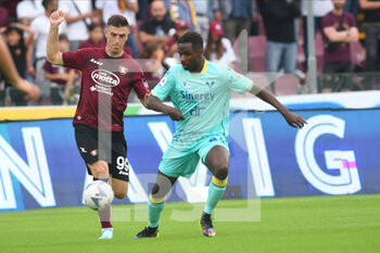 2022-10-09 - Krzysztof Piatek of US Salernitana and Miguel Veloso of Hellas Verona FC  competes for the ball with  during the Serie A match between US Salernitana 1919 and Hellas Verona FC  at Stadio Arechi   - US SALERNITANA VS HELLAS VERONA - ITALIAN SERIE A - SOCCER