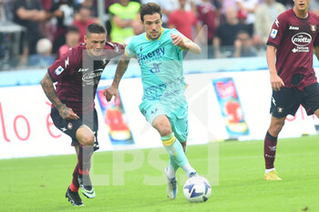 2022-10-09 - Pasquale Mazzocchi US Salernitana and Simone Verdi of Hellas Verona FC  competes for the ball with  during the Serie A match between US Salernitana 1919 and Hellas Verona FC  at Stadio Arechi   - US SALERNITANA VS HELLAS VERONA - ITALIAN SERIE A - SOCCER